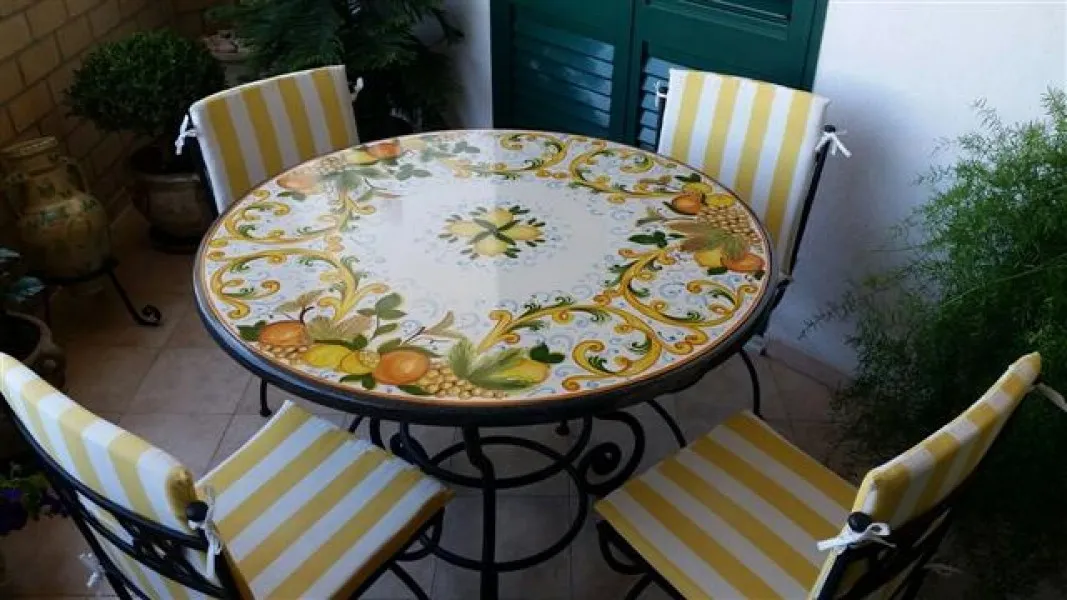 Tavolo Rotondo Frutta con Volute – Pietra Lavica Decorata - immagine 2